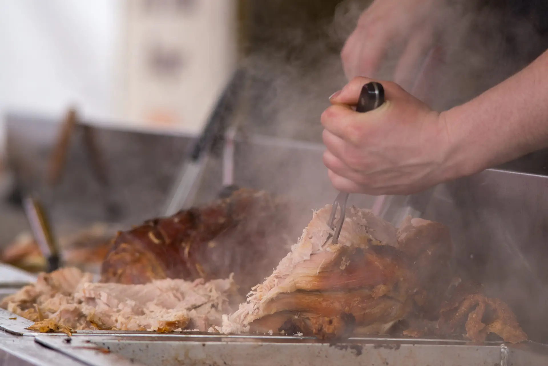 Frisch angeschnittener Schweinsbraten